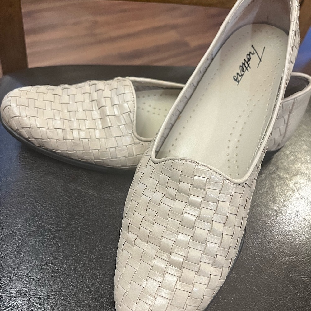 Trotters Women's Liz Flat Loafers Size 7.5 slim